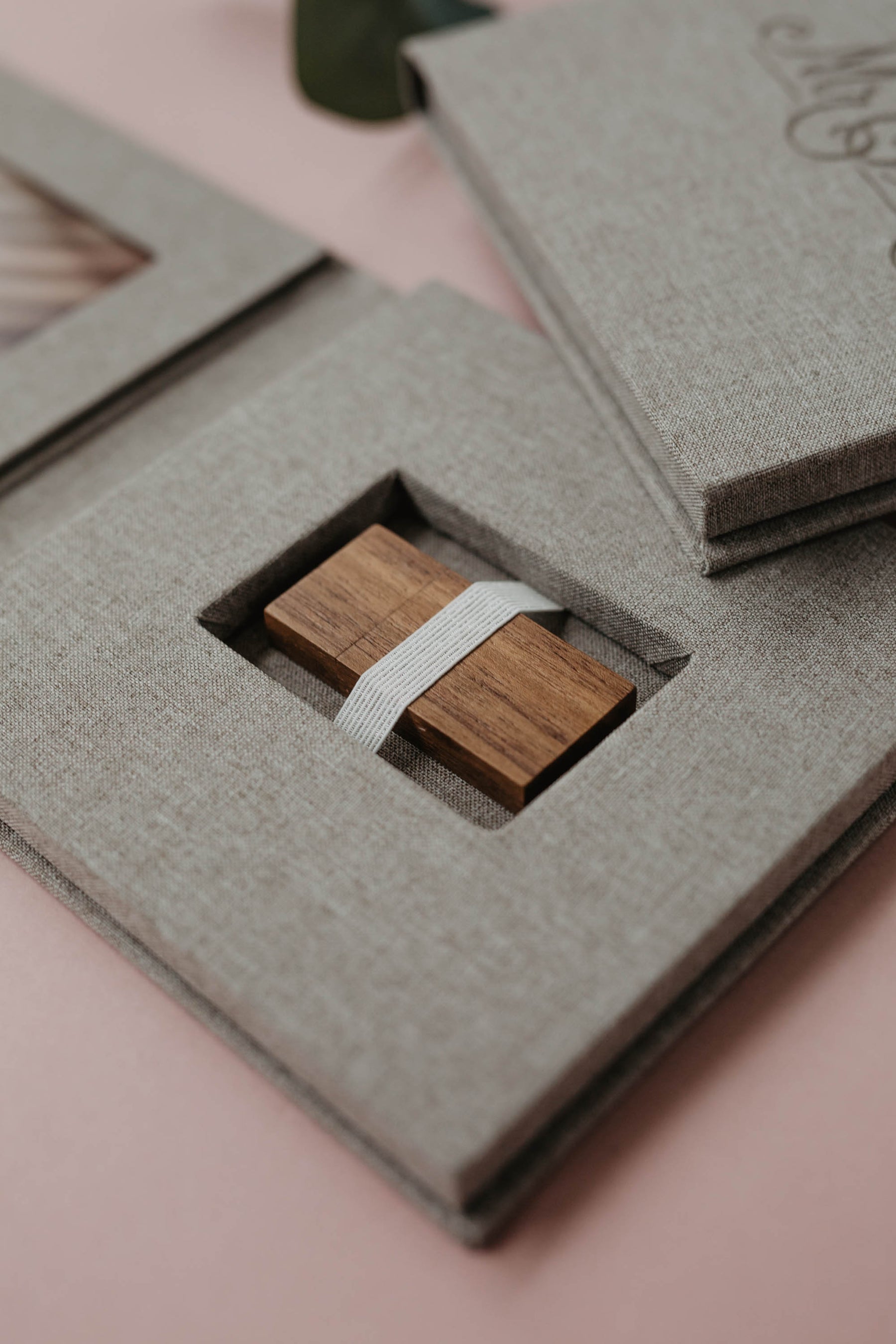 4x4 Gray fabric USB box with photo